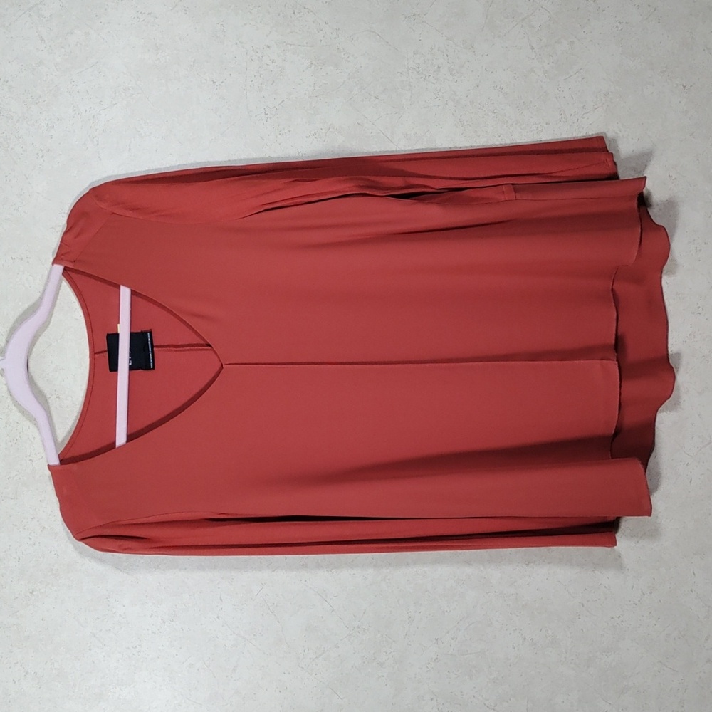 I191 Lysse rust center seam mixed media v-neck blouse M